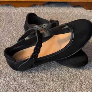 Comfortview Women's Black Scalloped Flats